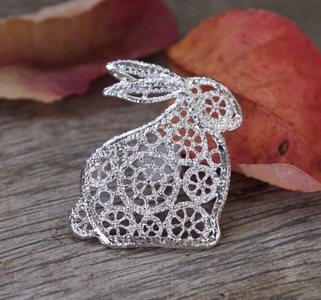 due SV(Rh)ピンブローチ「usagi」